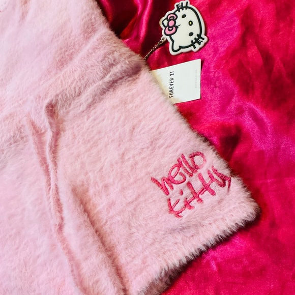 Hello Kitty Fuzzy Set 💕 - Picture 5 of 5